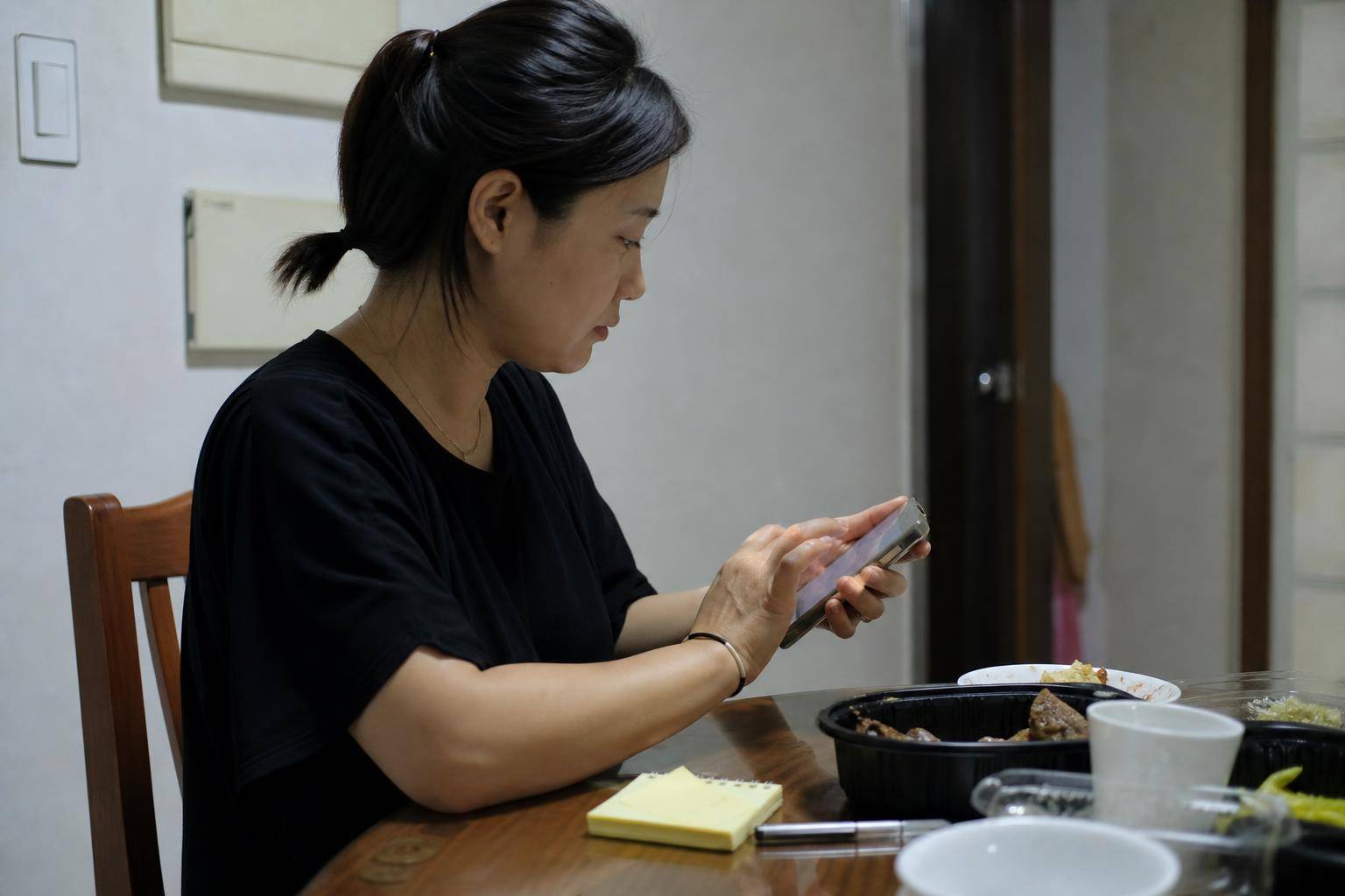 배달 주문 결제 전에 쿠폰 조건과 최종 금액을 확인하는 스마트폰 사용자